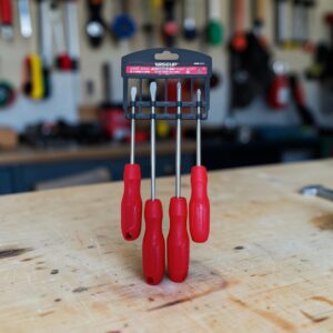 4524 Set de 4 Destornilladores Línea Roja WISEUP