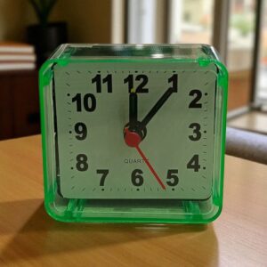 1120 Reloj con alarma (6X6 cm)