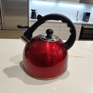 3860 Caldera de color Teakettle con silbato 3 lts