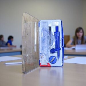 3928 Juego de geometría con compas, goma y sacapuntas en estuche
