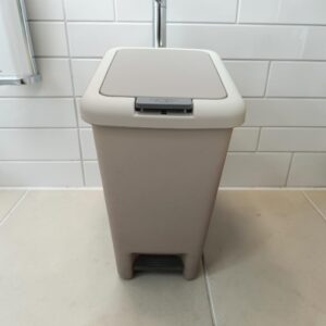 45000 Papelera plástico recta con pedal y push 7 Lts