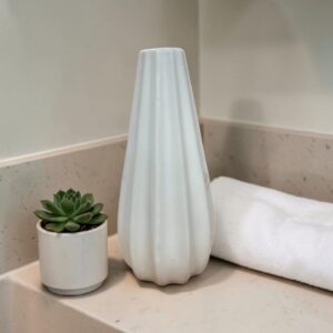 45006 Florero cerámica tipo cono con diseño 21×7.5cm