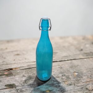 2983 Botella de vidrio 1Lt de colores, tapon mecanico ( colores surtidos)